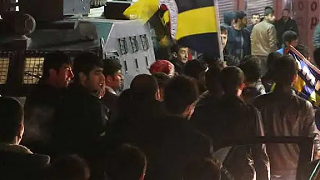 Taraftar kavgasında bıçakla yaralama