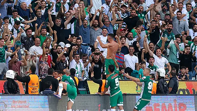 TARAFTARA KOMBİNE JESTİ