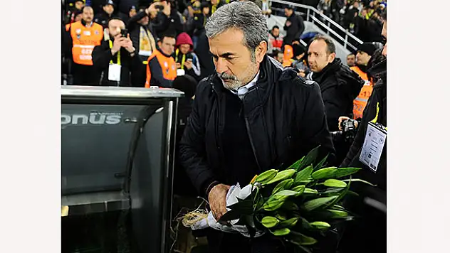 Taraftardan Aykut Kocaman'a çiçek