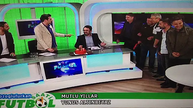 Taraftarlar canlı yayında stüdyoyu bastı
