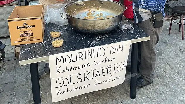 Taraftarlar, Mourinho ve Solskjaer'in gidişi için helva kavurdular