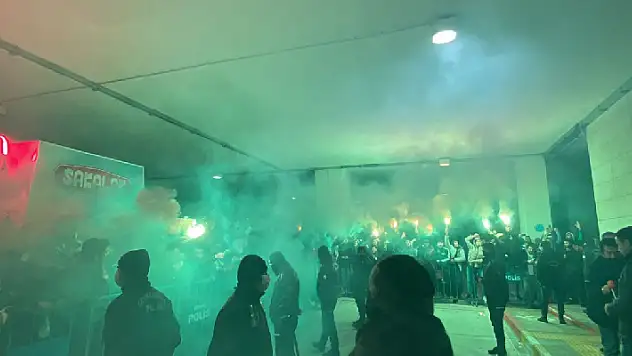 Taraftarlardan meşaleli karşılama 