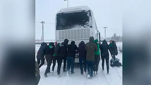Taraftarları taşıyan otobüs yolda kaldı
