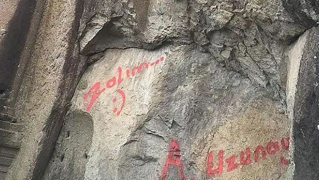 Tarihi anıta yazıya soruşturma