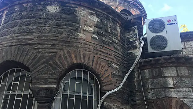 Tarihi camiye klima takıp, bahçesine kümes yaptılar
