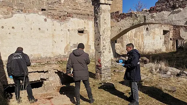 Tarihi kilisede define arayan 3 kişi suçüstü yakalandı
