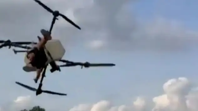 Tarım dronuna tutunan çiftçinin düştüğü anlar kamerada