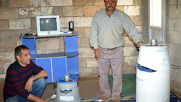 Tarım İşçileri Elektrikli Süpürge ve Fıçıdan Klima Yaptı