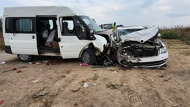 Tarım işçilerini taşıyan araç ile otomobil çarpıştı: 8 yaralı
