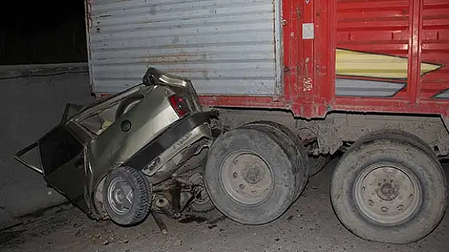 Tarım işçilerini taşıyan kamyon duvara çarptı: 3 ölü, 5 yaralı