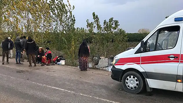 Tarım işçilerini taşıyan midibüs devrildi: 11 yaralı