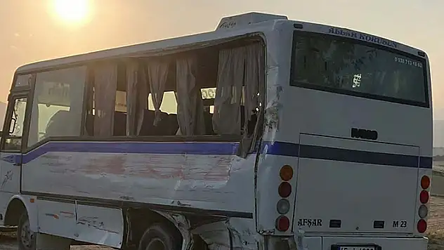 Tarım işçilerini taşıyan midibüs ile kamyonet çarpıştı: 1 ölü, 5 yaralı
