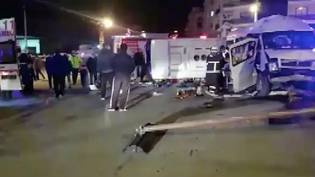 Tarım işçilerini taşıyan midibüs ile minibüs çarpıştı: 16 yaralı