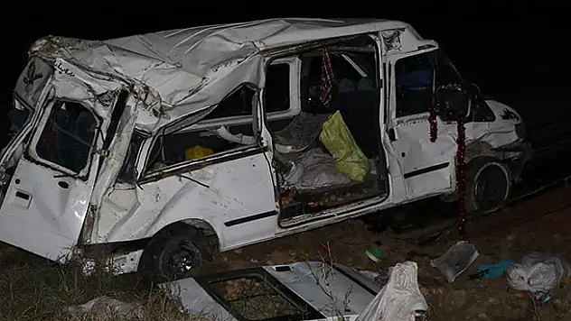 Tarım işçilerini taşıyan minibüs devrildi: 14 yaralı
