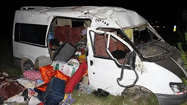 Tarım işçilerini taşıyan minibüs devrildi: 3 ölü, 12 yaralı