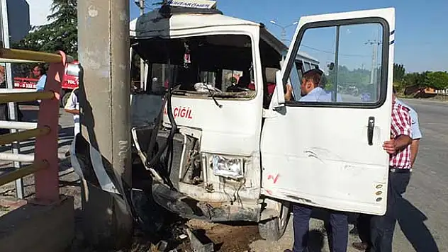 Tarım işçilerini taşıyan minibüs direğe çarptı: 17 yaralı