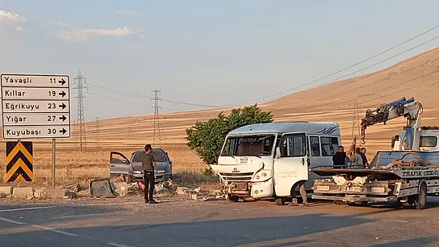Tarım işçilerini taşıyan minibüs ile otomobil çarpıştı: 16 kişi yaralandı