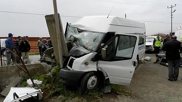 Tarım işçilerini taşıyan minibüs ile otomobil çarpıştı: 26 yaralı