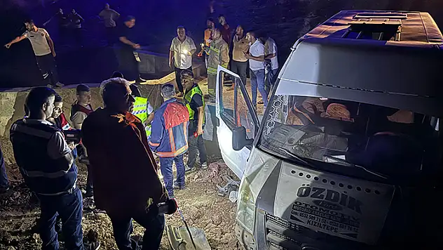 Tarım işçilerini taşıyan minibüs sulama kanalına uçtu: 21 yaralı
