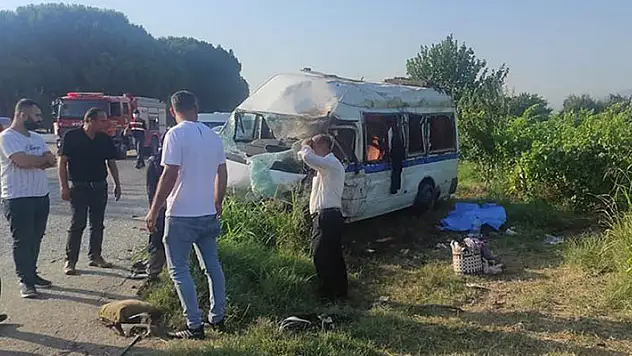 Tarım işçilerini taşıyan minibüsle otomobil çarpıştı: 2 kişi öldü, 9 kişi yaralandı
