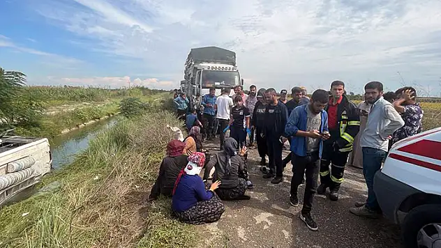 Tarım işçilerinin taşındığı minibüs kanala devrildi: 3'ü ağır 10 yaralı

