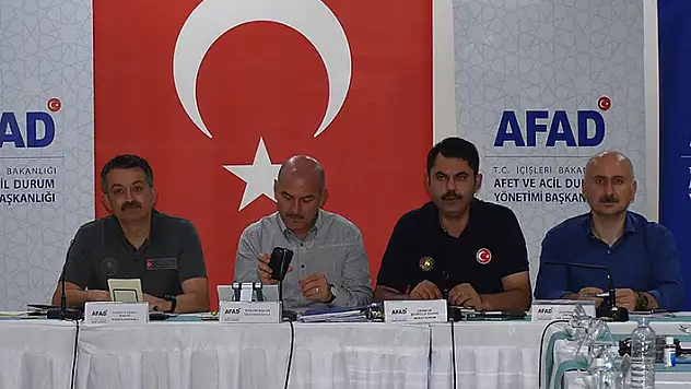 Tarım ve Orman Bakanı Pakdemirli: Şu anda yerleşim yerlerini tehdit eden bir yangın yok
