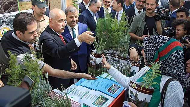 Tarım ve Orman Bakanı Vahit Kirişci, Konya'da fidan dağıttı
