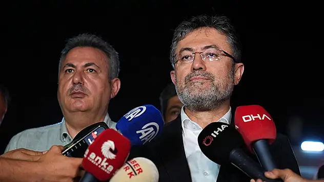 Tarım ve Orman Bakanı Yumaklı, İzmir'de orman yangınlarıyla ilgili konuştu

