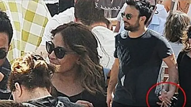 Tarkan eşi Pınar Dilek ile el ele