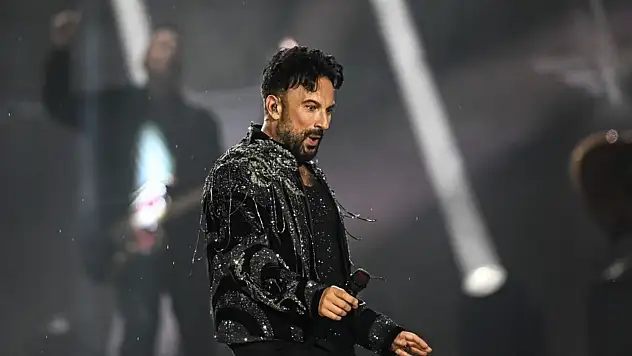 Tarkan'ın ezan hassasiyeti sosyal medyada gündem oldu