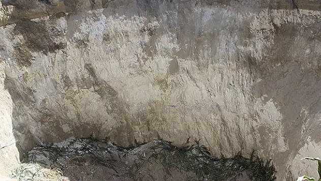 Tarla sulamaya gelen çiftçi gördü! Konya'da  25 metre çapında, 30 metre derinliğinde obruk oluştu