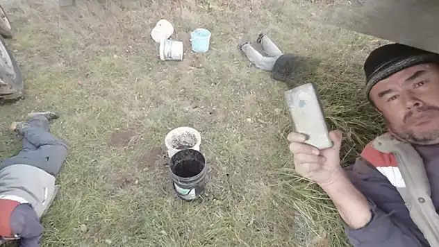 Tarlada çalışan babaya dron şakası: İlk köylülere saldırıyorlar
