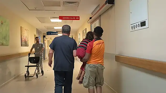 Tarlada oynarken düşen çocuğun göğsüne bıçak saplandı
