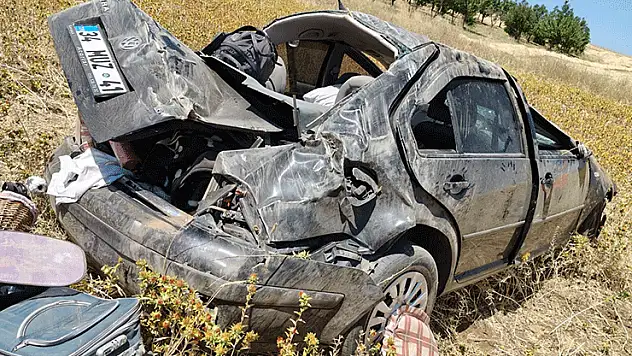 Tarlaya devrilen otomobildeki 3 kişi yaralandı