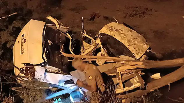 Tarlaya uçan otomobil hurdaya döndü: 1 ölü, 1 yaralı