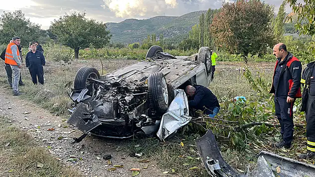 Tarlaya uçan otomobildeki kadın öldü, eşi ile 7 aylık oğlu yaralandı
