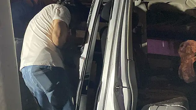 Tarsus'ta minibüs elektrik direğine çarptı: 2 ölü, 3 yaralı 
