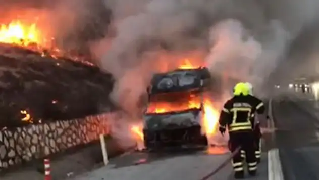 Tarsus'ta seyir halindeki minibüs, alev alev yandı
