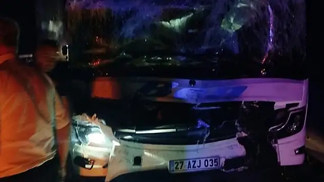 Tarsus'ta yolcu otobüsü tıra çarptı: 4 yaralı
