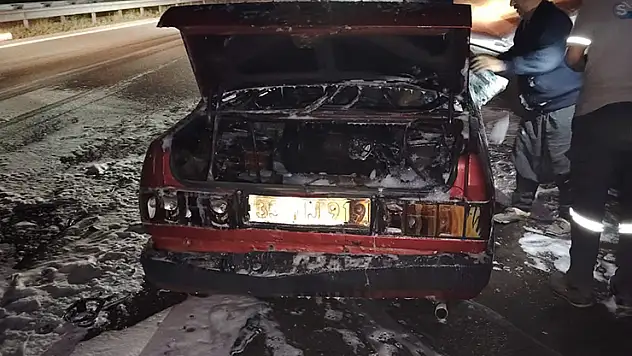 Tarsus'ta seyir halinde alev alan otomobil kullanılamaz hale geldi