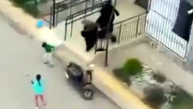 Tartıştığı ailenin kaçmaya çalışan 6 yaşındaki oğlunu bıçakladı
