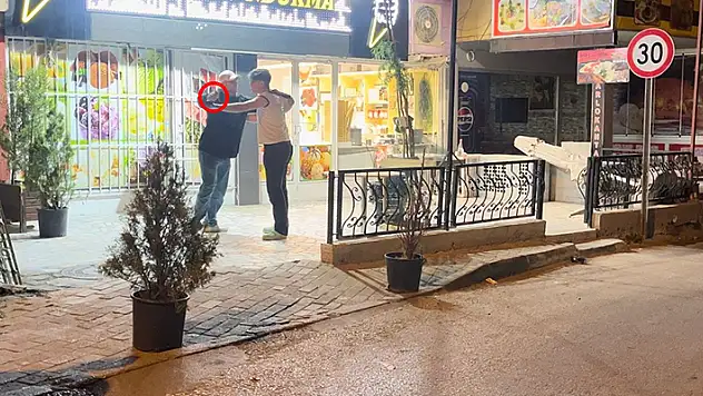 Tartıştığı babası evden kovunca kardeşini bıçakla rehin aldı

