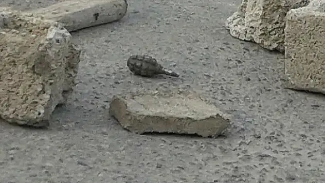 Tartıştığı karısına el bombası attı