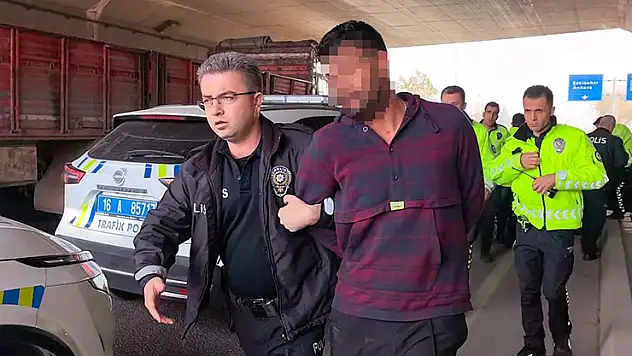 Tartıştığı kişiyi tüfekle öldürüp, polislere ateş açtı