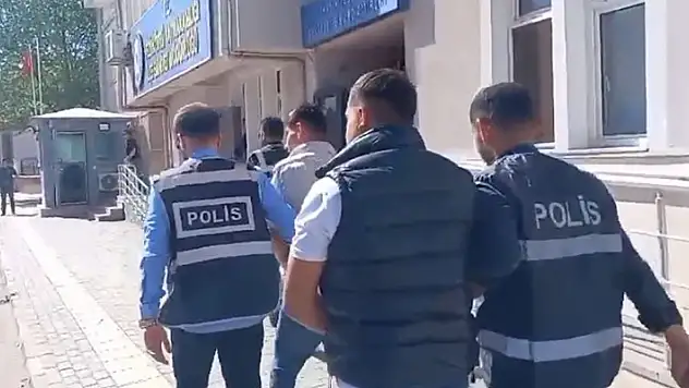 Tartıştıkları galericinin dükkanının camlarını kırıp, otomobillerini yaktılar 10 gözaltı
