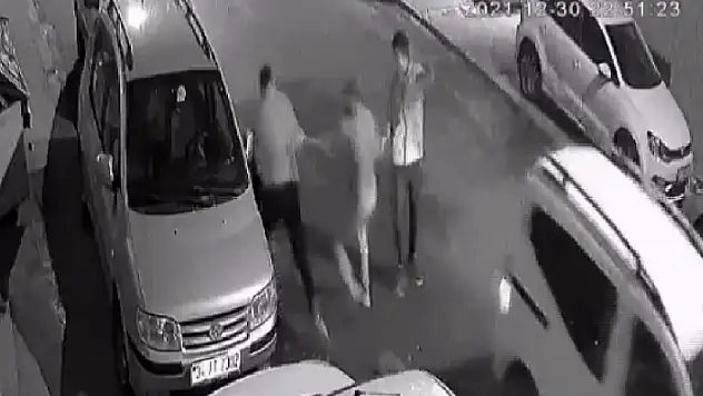 Tartıştıkları genci sokak ortasında dakikalarca darp ettiler
