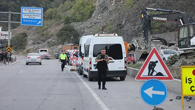 Taş ocağındaki patlatmada taşlar yola saçıldı 4 yaralı
