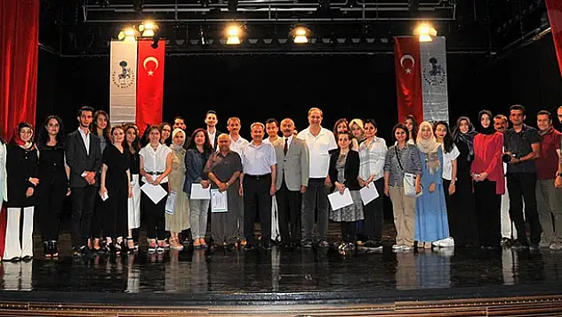 Tasarım yarışmasında dereceye giren öğrencilere ödül