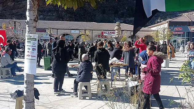 Taşkent'te Gazze için kermes düzenledi
