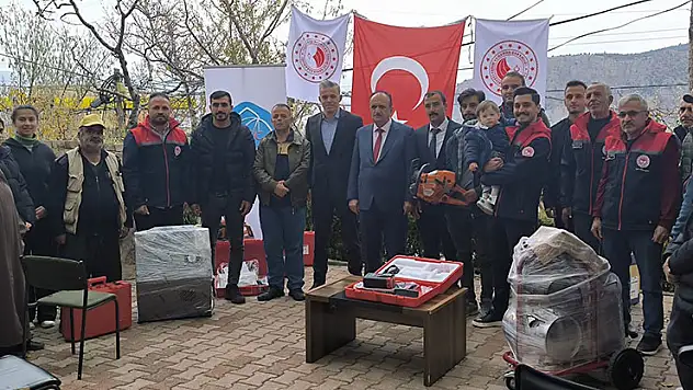 Taşkentli çiftçilere yeni ekipmanlar teslim edildi